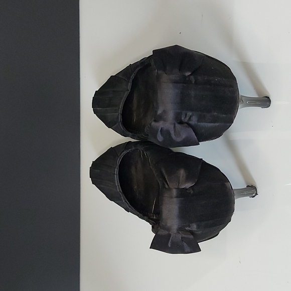 Le chateau Black Satin Pumps with Bow - Picture 2 of 3